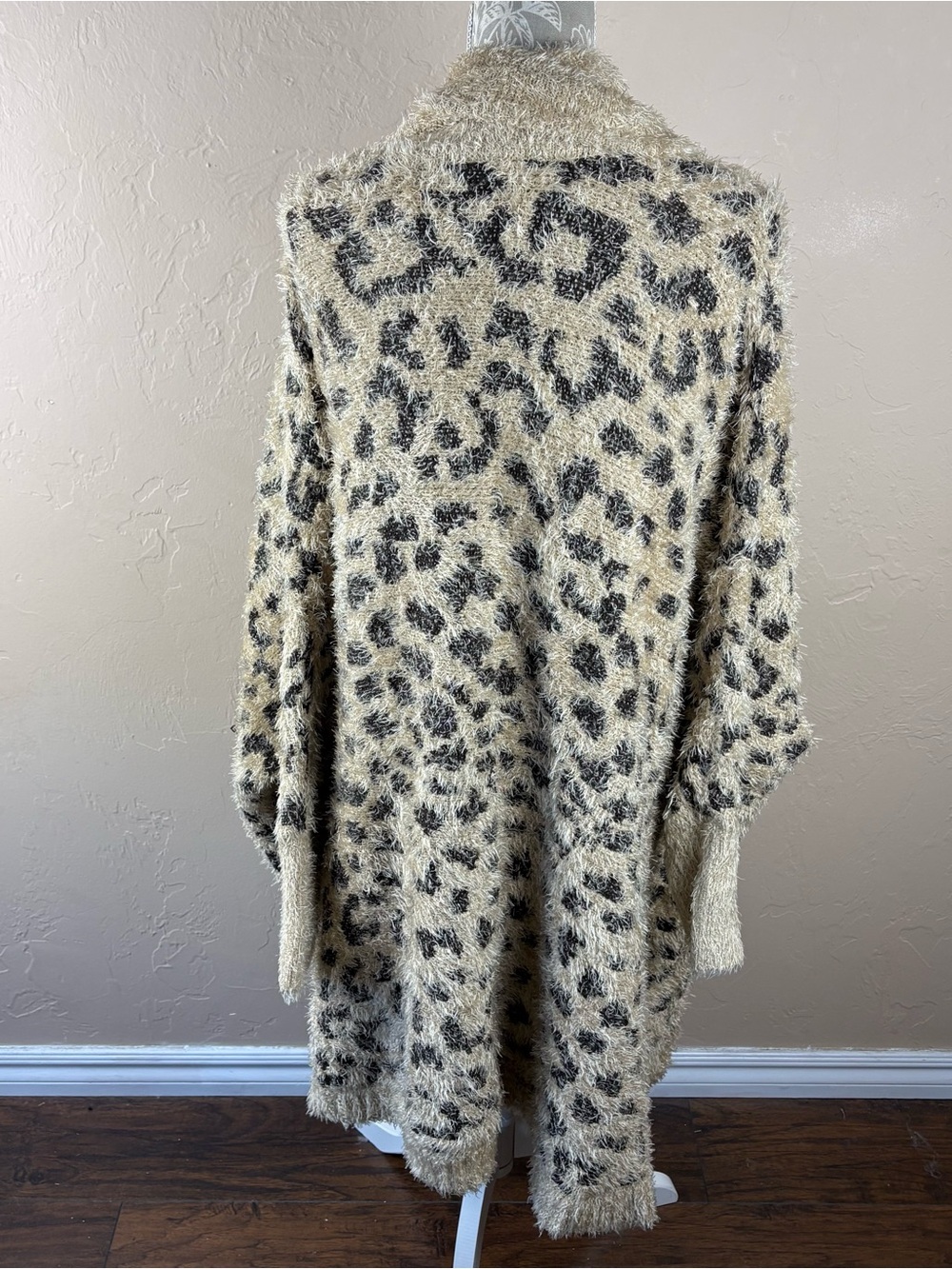 All Worthy Hunter Mcgrady Eyelash Cardigan Sweater Tan Open Animal Print 2X 3X - Picture 7 of 9
